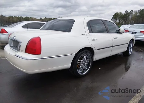 2003 Lincoln Town Car Signature from USA, damaged, VIN 1LNHM82W63Y660696